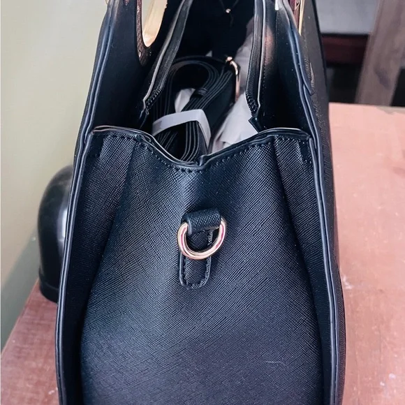 Elegant Black Handbag with Gold Accents - Picture 4 of 13